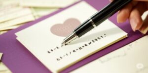 ボールペンでてがみを書いている