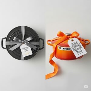 ギフト用にリボンに巻かれた黒いストウブとオレンジ色のル・クルーゼ。
