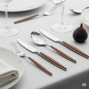 食卓にきれいにクチポールが並べられている。