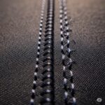 縫製（ステッチ）が4本縦に並んでいる。