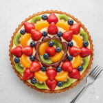 色とりどりのフルーツが宝石のように美しく飾られた、キルフェボン風のタルト。