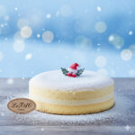 北海道・小樽のルタオのドゥーブルフロマージュを雪の結晶に見立てた、お取り寄せクリスマスケーキのイメージ。