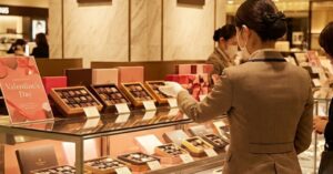 百貨店のバレンタインギフト売り場。専門知識を持つスタッフへの相談。