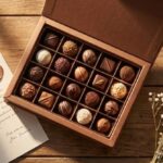 おしゃれな市販のバレンタインチョコと手書きのメッセージカード。本命ギフトにふさわしい上質な雰囲気。