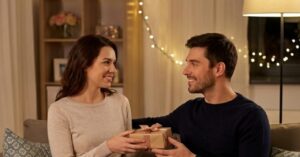 パートナーに優しくバレンタインギフトを手渡す幸せなシーン。