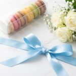 ホワイトデーのお返しにぴったりなマカロンと白い花束。百貨店のような高級感のあるギフトイメージ。