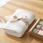 60代のお母様に喜ばれる、上質なタオルと和菓子の母の日ギフトセット。