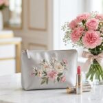 母の日のプレゼントに喜ばれる、シルバーの限定ポーチとDiorスタイルのコスメ・カーネーションのセット。