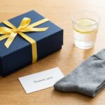 父の日の糖尿病向けギフト。上質な靴下、爽やかなドリンク、メッセージカードを添えたギフトボックス。