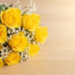 父の日のプレゼントに贈る、美しい黄色いバラとカスミソウの花束。