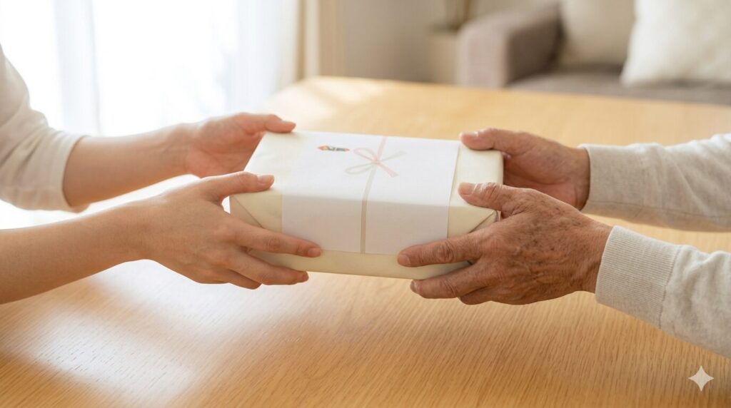 丁寧な包装と掛け紙(のし)が施されたギフトを両手で手渡す様子。